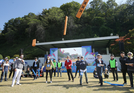 NS홈쇼핑은 지난 21일 경기 성남 율동 새마을운동중앙연수원에서 '2017 NS홈쇼핑 가족 문화 대축제'를 진행했다. 이날 행사에서 회사 임직원들이 자이언트 윷놀이 게임을 하고 있다. <NS홈쇼핑 제공>